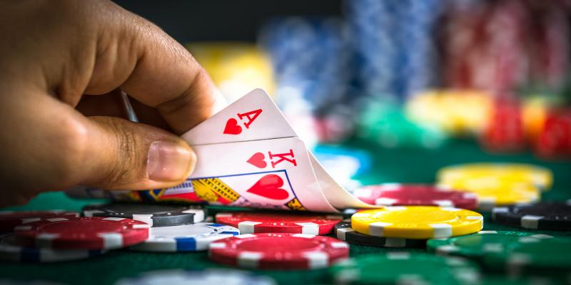 Anh em xem xét hành động cẩn thận theo bộ bài của mình trong Poker